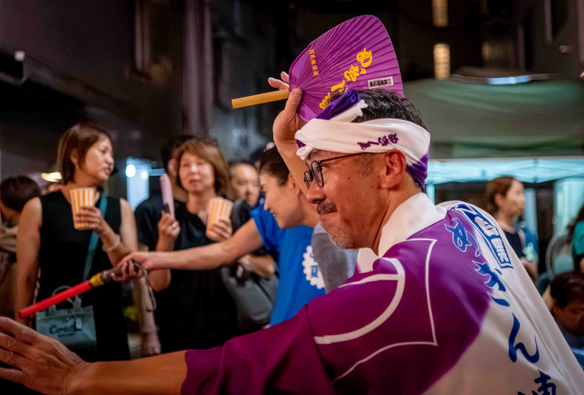 Primer pla de dansaire d'Awa Odori al barri de Naka-Meguro de Tòquio