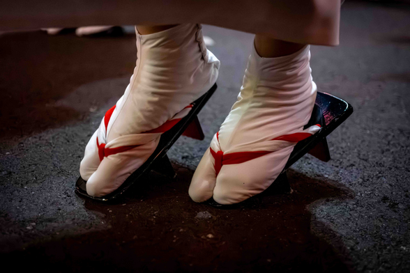 Primer pla de les sabates tradicionals per a l'Awa Odori, que s'anomenen geta