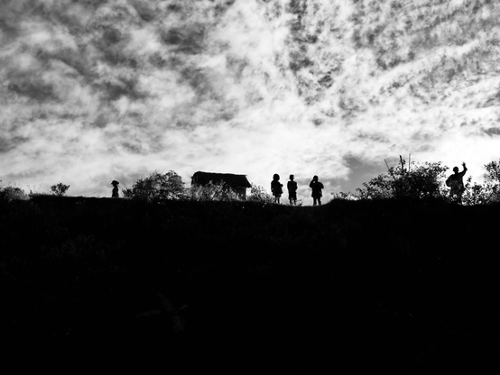Silhouettes d’enfants saluant le train qui passe