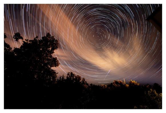 Der Nordstern und Sterne, die sich um ihn herum zu wickeln scheinen - Star Trail aus ca. 300 einzelnen Fotos.