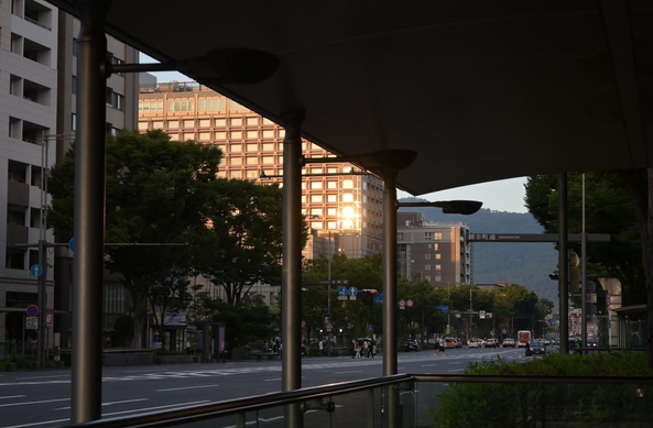 京都市営地下鉄・京都市役所前駅に直結する地下街「ゼスト」最西端の入口あたりから東を向いた光景。京都市役所と河原町通を挟んで向かいにある、ホテルオークラ京都の壁・窓に夕陽があたっている。/ 2025.08.14 京都市役所周辺から