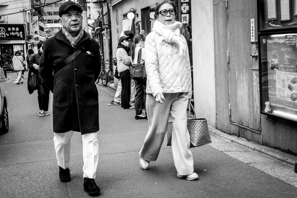 Parella gran passejant pels carrers de Naka-Meguro, a la primavera.