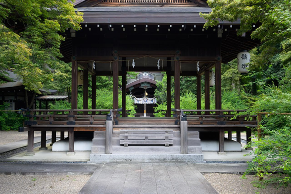 舞殿と、その奥に見える拝殿。/ 2025.08.16 梨木神社から