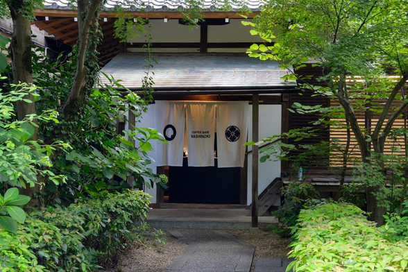 境内にあるカフェの入口。/ 2025.08.16 梨木神社から