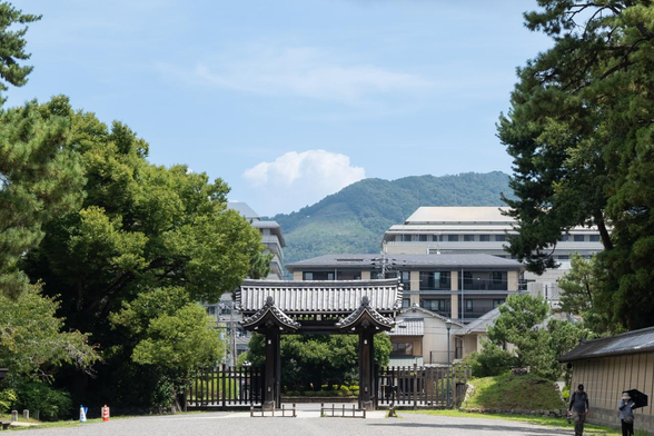 清和院御門と大文字山。よく見ると山の斜面にうっすとらと「大」の文字が見える。/ 2025.08.16 京都御苑から