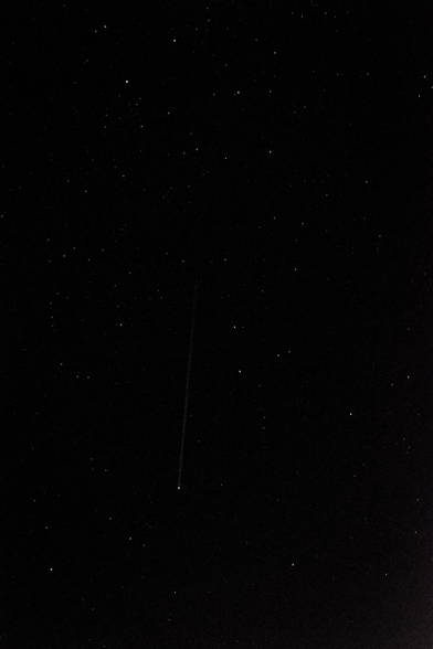 Cielo estrellado donde aparece una perseida (estrella fugaz) típica de estos días de agosto.