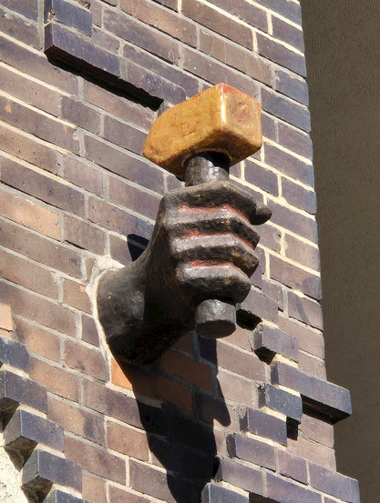 Die Skulptur "Goldener Hammer" an der Außenfassade des Hamburger Sprinkenhofs. Das Kunstwerk wurde vom deutschen Bildhauer Ludwig Kunstmann (1877-1961) geschaffen.