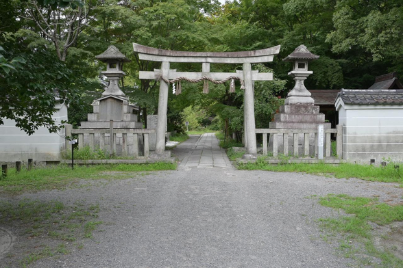 宗像神社の鳥居。両脇には石灯籠が添えられている。/ 2025.08.23 京都御苑内・宗像神社から