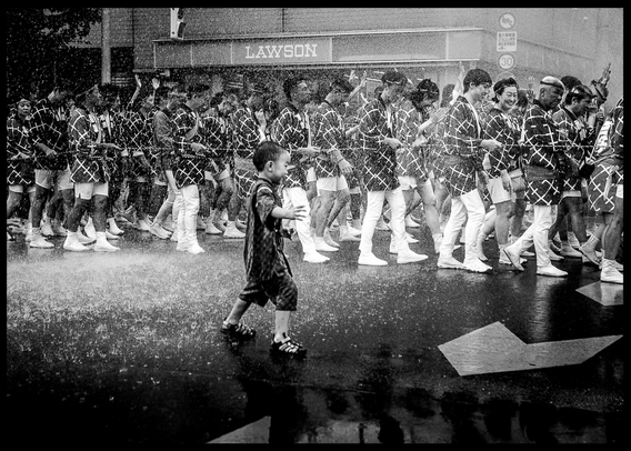 Nen gaudint de l'aigua que es llença als portadors de mikoshi