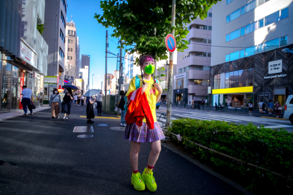 Noia amb roba de tots colors passejant per Omotesando, Tòquio