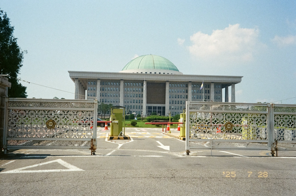 입구에서 바라본 국회 전경.
