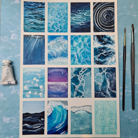 Ein in 16 Segmente unterteiltes Blatt Aquarellpapier, auf dem mit diversen Techniken verschiedene Wasseroptiken dargestellt sind. Es liegen Pinsel und eine Farbtube daneben. Auf dem Blatt sind von oben rechts nach unten links zu sehen:
1.Meeresoberfläche mit leichten Wellen 2. Oberfläche eines Swimming Pools
3. Dunkle Meeresoberfläche, an einer Stelle von einem Sonnenstrahl getroffen
4. Oberfläche, die ein Tropfen getroffen hat und wo sich kleine kreisförmige Wellen bilden
5. Sonnenstrahlen unter Wasser
6. Helle Meeresoberfläche mit seeschaum aus der Vogelperspektive
7. Unruhiges Wasser in einem Pool
8. Dunkle, tiefblaue, unruhige Meeresoberfläche mit Seeschaum, inspiriert vom Atlantik
9. Heller Blick aufs Meer, unscharf, mit bokeh-lichtreflexen
10. Blick auf einen rosa-lila Himmel mit Mond, darunter das Meer in ähnlichen Tönen mit lichtreflexen
11. Helle Meeresoberfläche mit seeschaum aus der Vogelperspektive, seeschaum mit gelmarkern gemalt 
12. Meeresoberfläche mit hellen und dunklen Stellen
13. Dunkles Meer mit schwerem Seegang, darüber stahlblauer Himmel
14. Eine sich brechende Welle
15. Schwappendes Wasser in einem Wasserglas
16. Regen in einem ruhigen Pool, die Tropfen zeichnen konzentrische Kreise in die Wasseroberfläche
