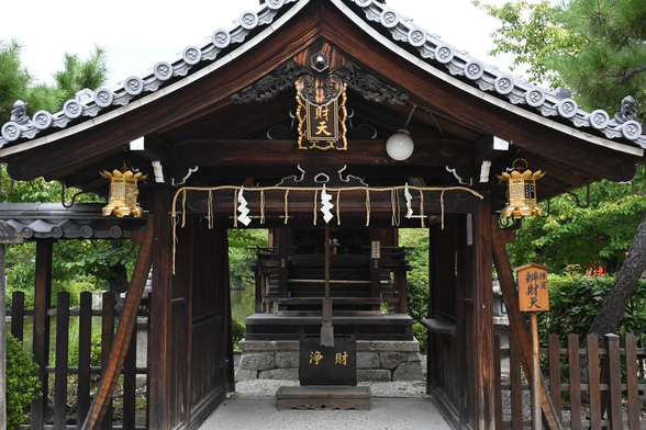 御池通側から境内に入って右手にある辯天堂。/ 2025.08.30 神泉苑から