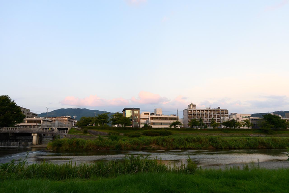 日の入り前の鴨川の河原から東を望んだ光景。/ 2025.08.31 鴨川・丸太町橋あたりから