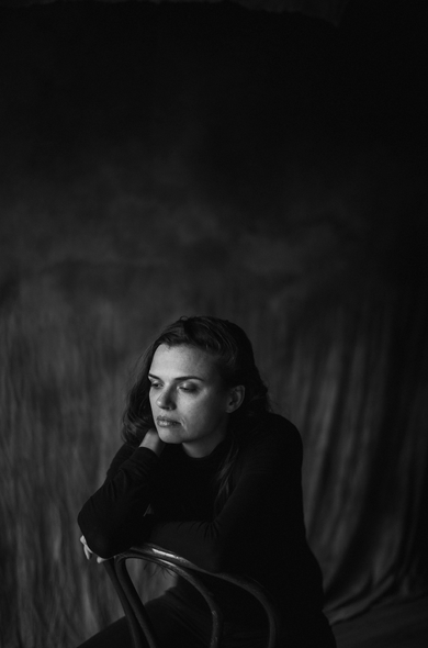 Wenn Emotionen sichtbar werden  Musik. Emotion. Du hörst. Du fühlst. Ich fotografiere.  Vielen Dank, Vanessa, für Dein Vertrauen.   @ 2023  - Foto 01/32 in dieser Serie 