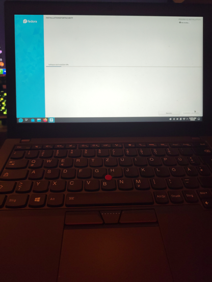 the fedora gnu/linux installer going through the install process on an old af thinkpad