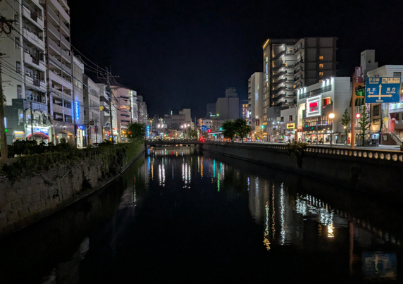 Von einer Brücke über einem Kanal fotografierte Straßenszene in Nagasaki.