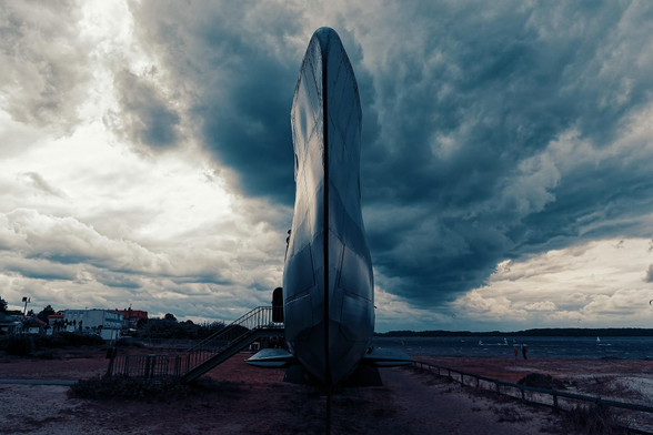 Museumsschiff U 995 am Marine-Ehrenmal in Laboe, darüber stürmische Wolken