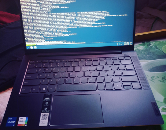 La foto muestra al sistema Gnulinux Kubuntu siendo actualizado.