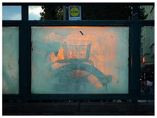 Blick auf eine verschmierte Scheibe am U-Bahneingang. Dahinter ein Fahrrad, von dem man nur einen Teil als Schatten sieht. Die untergehende Sonne beleuchtet die Scheibe orange.