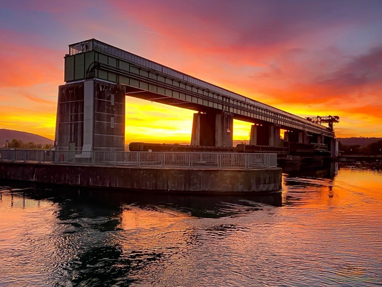 Sonnenuntergang am Rheinstauwehr Dogern