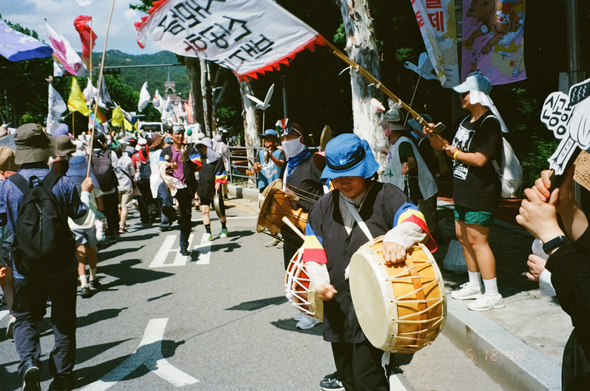 “새, 사람 행진” 행진단 오른편에서 풍물패 '팽수'가 흥을 돋구고 있다.