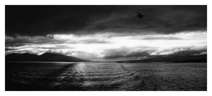 Wolken, Meer und Berge in dramatischem Schwarz/Weiß irgendwo zwischen Oban und Mull.