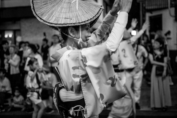 Dansaire de bon odori al matsuri (festa major) de Kagurazaka, Tòquio. Abillada amb barret de palla triangular i quimono.