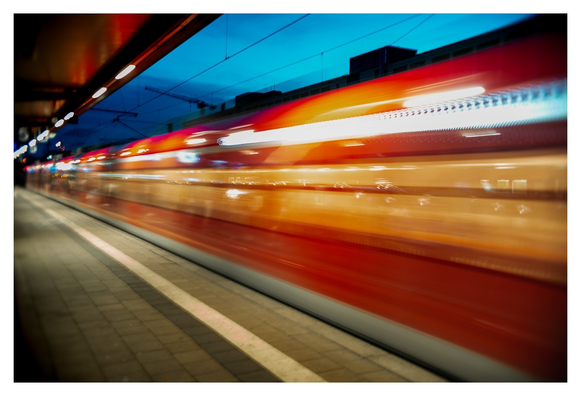 Langzeitbelichtung einer S-Bahn, daher verwischt.