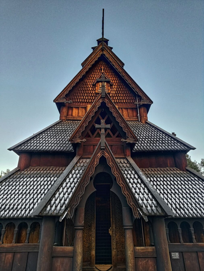 Ei stavkyrkje i mørkt tre.