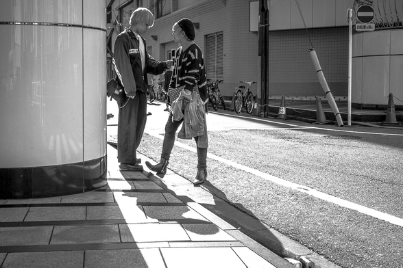 Un host i una clienta parlant al carrer després de sortir del club a Kabukicho, Tòquio.