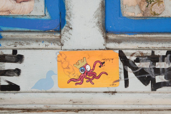 Sticker of an octopus on a door with blue decoration
