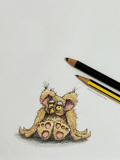 Kleine Zeichnung eines Mischwesens aus Eule und Bär im Comic-Stil. Dem Foto sind zwei Stifte als Größenvergleich beigefügt