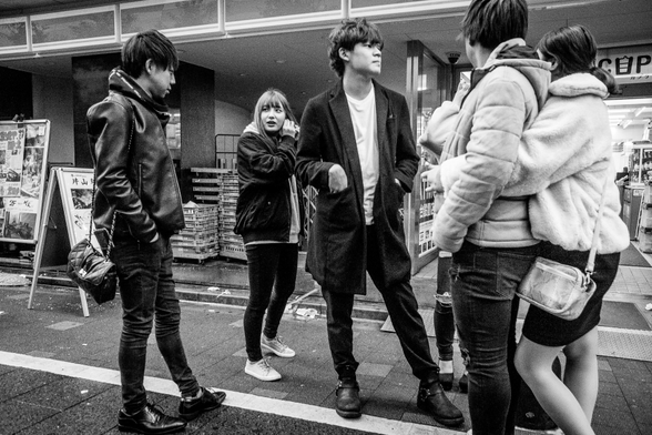 Grup de joves que acaben de sortir d'un bar o una discoteca quan ja ha sortit el sol, a Kabukicho (Tòquio)