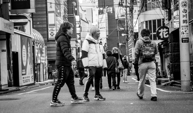 Parella de 'scouts', en una cruïlla de Kabukicho. 