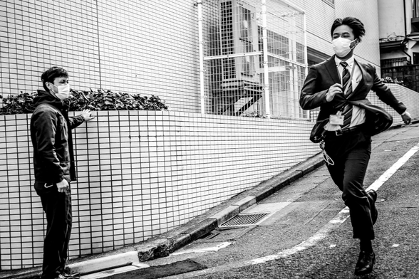 Salaryman corrent en un carrer de Dogenzaka, a Shibuya.