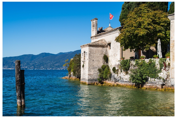 Altes Gebäude direkt am Gardasee.