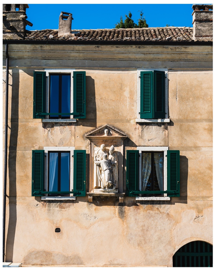 Selbes Haus; Detailansicht mit einer Figurengruppe an der Fassade.