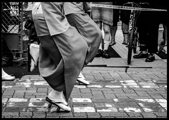 Detall de les sabates (getta) de les dansaires de Bon odori 