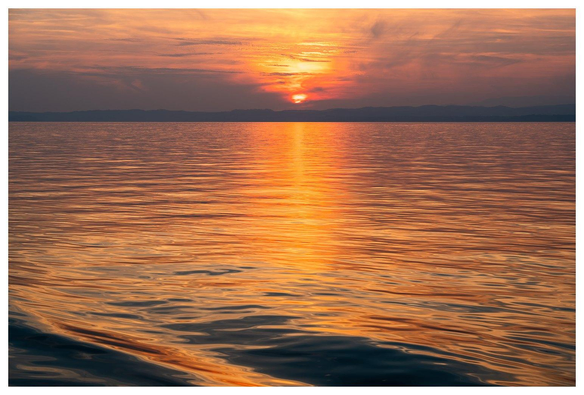 Bild in den Sonnenuntergang reflektiert in Wellen.