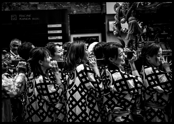Portadores del mikoshi totes abillades amb el mateix yukata.