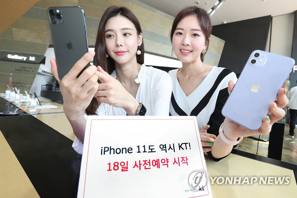 연합뉴스 출처 KT 아이폰 홍보 이미지. iPhone 11 도 역시 KT!  18일 사전예약 시작 문구가 적혀있다