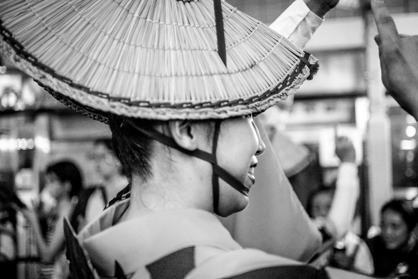 Perfil de la cara d'una ballarina de Bon Odori, amb barret tradicional de palla