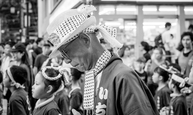 Home gran abillat amb barret de palla, mocador i yukata per participar en el Bon Odori de Kagurazaka