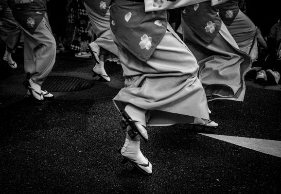 Detall de les sabates de les ballarines participants en el Bon Odori de Kagurazaka.