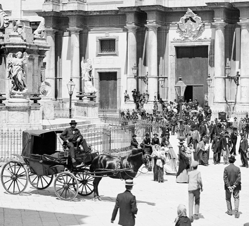Nei primi del 900' a Palermo la gente in Piazza S. Domenico davanti alla chiesa