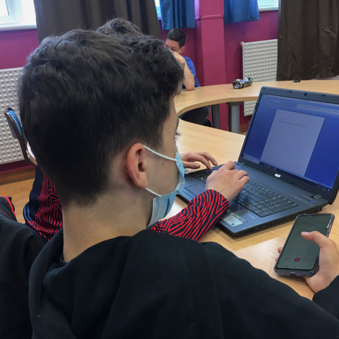 Élèves travaillant en groupe durant un atelier photos