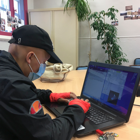 Élèves travaillant en groupe durant un atelier photos