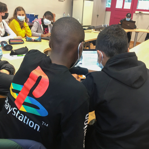 Élèves travaillant en groupe durant un atelier photos