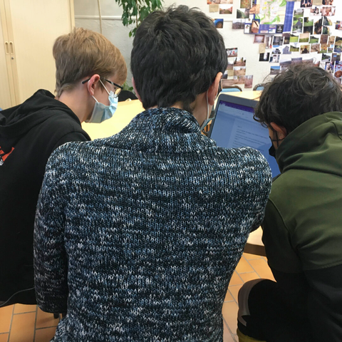 Élèves travaillant en groupe durant un atelier photos